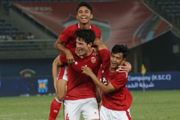 Seleberasi bek Tim nasional Indonesia Elkan Baggott seusai membobol gawang Nepal pada pertandingan Kualifikasi Piala Asia 2023 di Jaber Al-Ahmad International Stadium pada Rabu (15/6/2022) dini hari WIB. Terkini, Indra Sjafri membicarakan soal peluang Elkan Baggott, Pratama Arhan, dan Bagus Kahfi menjadi bagian skuad timnas U22 Indonesia di SEA Games 2023.