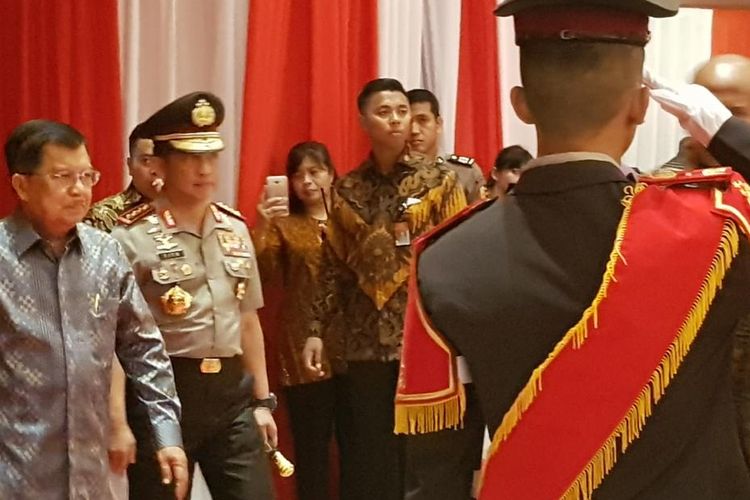 Wapres Jusuf Kalla saat didampingi Kapolri Jenderal Tito Karnavian dalam acara tradisi purnatugas Wapres Jusuf Kalla oleh Polri di Gedung PTIK, Kebayoran Baru, Jakarta Selatan, Jumat (18/10/2019).