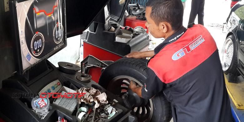 Proses balancing ban mobil untuk menyamakan bobot. DItambah timah agar seimbang satu sama lain.