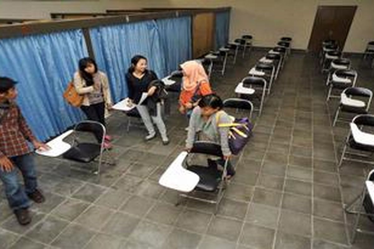 Mengecek Lokasi Ujian SNMPTN - Calon mahasiswa mengecek tempat duduk yang akan mereka gunakan saat mengikuti Seleksi Nasional Masuk Perguruan Tinggi Negeri (SNMPTN) keesokan harinya di Universitas Negeri Yogyakarta, Sleman, DI Yogyakarta, Senin (11/6/2012). SNMPTN berlangsung serentak selama dua hari ini dan menjadi ajang perebutan kesempatan menimba ilmu di perguruan tinggi negeri.