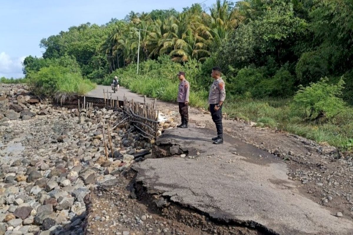 Diterjang Abrasi, Jalur Sikka-Flores Timur Nyaris Putus