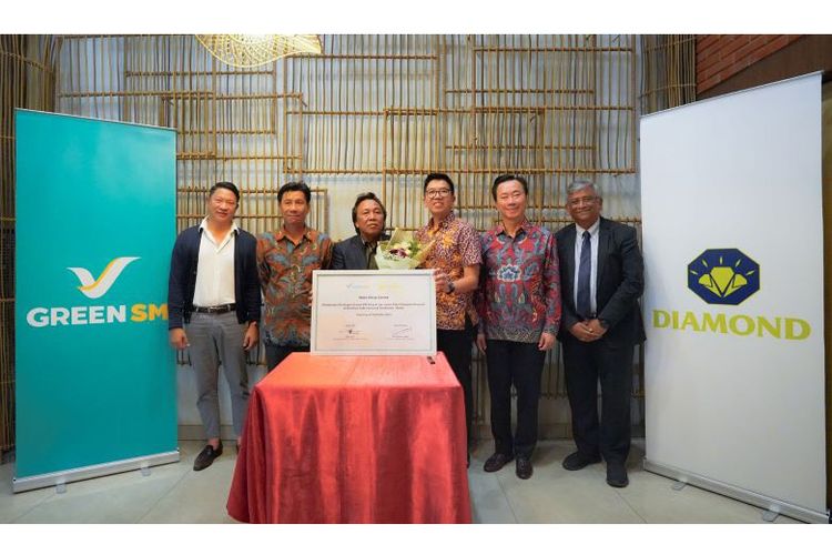 Mr. T? V?n Th&ocirc;ng ? Ambassador Extraordinary and Plenipotentiary of Vietnam to Indonesia (kedua dari kiri), Deny Tjia ? Managing Director of Green SM Indonesia (ketiga dari kanan), Dr. Daniel S. Palit ? President Director of Diamond Taxi (ketiga dari kiri), bersama para eksekutif dari perusahaan mitra strategis pada acara penandatanganan MoU peluncuran Green SM Airport.