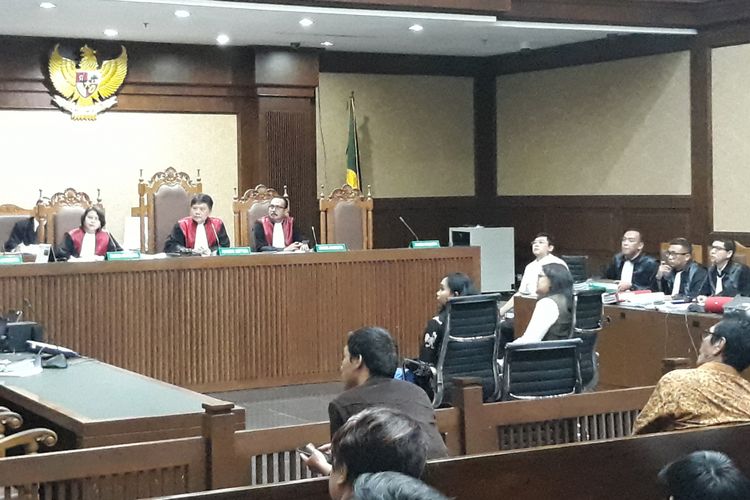 Wresti Kristian Hesti dan Christine Sudiro bersaksi dalam persidangan untuk terdakwa Lucas di Pengadilan Tipikor Jakarta, Kamis (24/1/2019).