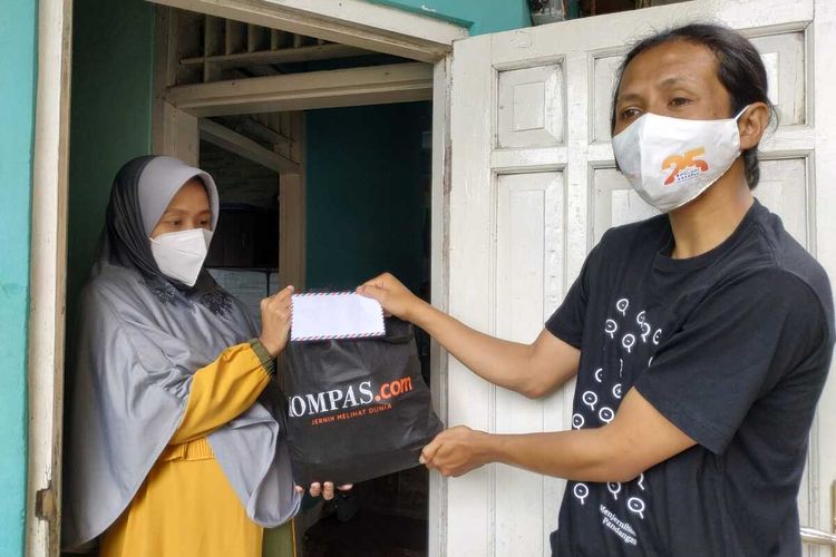 Kompas.com menggalang donasi melalui Kitabisa untuk membantu perjuangan Wisnu Sopian (25), seorang pemuda asal Kabupaten Cianjur, Jawa Barat, membantu memenuhi kebutuhan warga yang sedang menjalani isolasi mandiri.