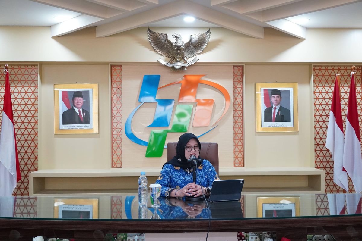Deputi Bidang Statistik Distribusi dan Jasa Badan Pusat Statistik Pudji Ismartini pada saat konferensi pers di Jakarta, Senin (1/12/2025). 