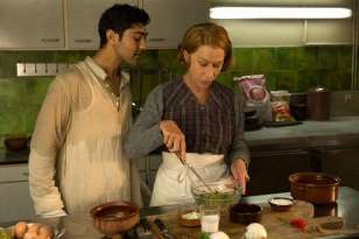 Hassan dan Madame Mallory saat memasak bersama dalam film The Hundred Foot Journey