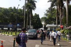Mahasiswa Hancurkan Kawat Berduri di Depan Istana Merdeka