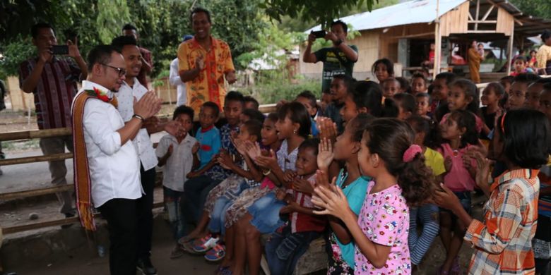 Menaker M. Hanif Dhakiri saat memberi semangat anak-anak keluarga TKI di Desa Bone, Maumere, Nusa Tenggara Timur, Selasa (9/10/2018).