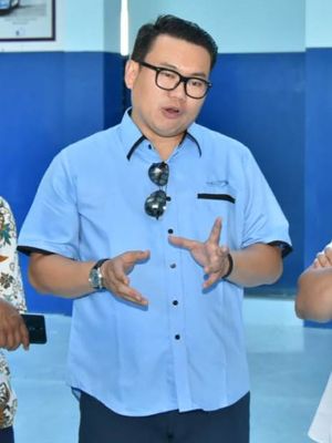 Direktur Utama Perum Perindo Risyanto (kemeja Biru) ketika meninjau kawasan pelabuhan perikanan nusantara Prigi di kecamatan Watulimo kabupaten Trenggalek Jawa Timur (19/06/2019)