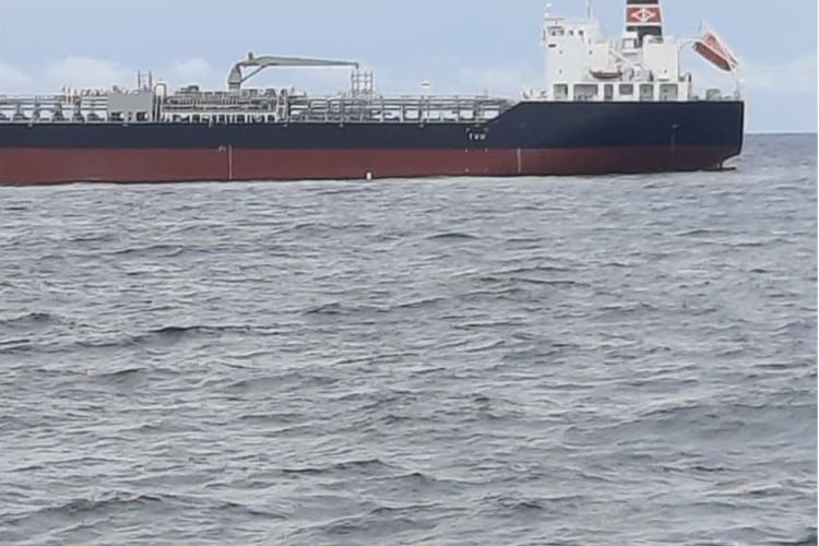 Badan Keamanan Laut (Bakamla) bersama TNI Angkatan Laut mengusir kapal tanker berbendera Kepulauan Marshall di Selat Malaka, Sumatera Utara, Kamis (10/2/2022).