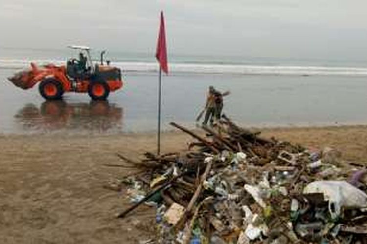 Tumpukan sampah yang baru dibersihkan di Pantai Kuta, Bali, Sabtu (17/12/2016).