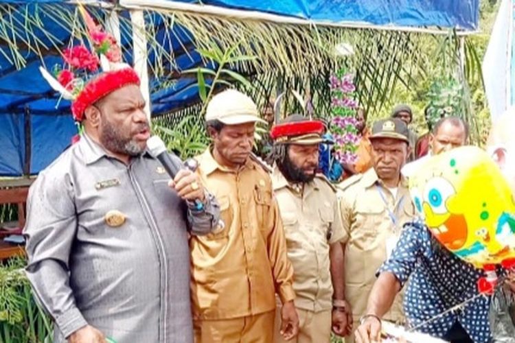 Bupati Yahukimo, Didimus Yahuli (tengah) pakai mahkota, saat meresmikan listrik dan tenaga air 24 jam yang ada di Distrik Hogio, salah satu distrik terpencil yang ada di Kabupaten Yahukimo, Provinsi Papua Pegunungan, Kamis (6/4/2023).