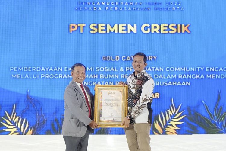 Senior Manager of Communication & CSR PT Semen Gresik, Dharma Sunyata (kanan) saat menerima penghargaan ajang Indonesian SDGs Award (ISDA) 2022 di Hotel The Ritz Carlton, Jakarta, Selasa (22/11/2022).