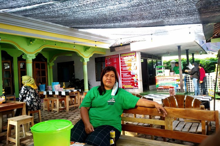 Ririn, pemilik warung dan angkringan Omah Rindu, berpose di warung makan miliknya dengan menu andalan soto ayam Rp 2.000 per porsi, Senin (12/7/2021)
