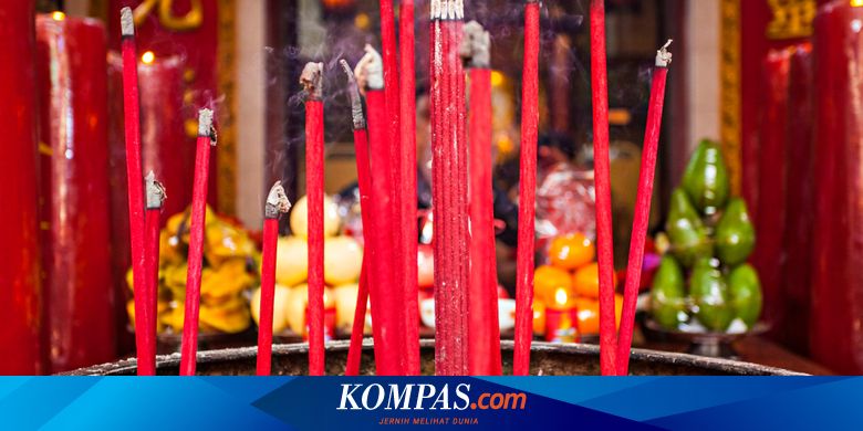 Menengok Prosesi Sembahyang Leluhur Tionghoa Jelang Imlek Halaman All Kompas Com
