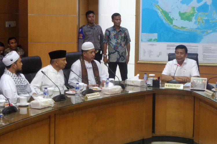 Sembilan orang perwakilan pendemo aksi unjuk rasa 313 menemui Menteri koordinator bidang Politik, Hukum dan Keamanan Wiranto di Ruang Bima, Kementerian Koordinator bidang Politik Hukum dan Keamanan, Jakarta Pusat, Jumat (31/1/2017).  Perwakilan pendemo tersebut adalah Amien Rais, Usamah Hisyam, Ustadz Sambo, Habib Alkaf, Habib Muhammad, Ustafz Edi, Ustadz Zakir Husain, Abbe Muhambar dan TB M. Shiddiq. Mereka bermaksud menyampaikan tuntutan massa aksi kepada Wiranto.