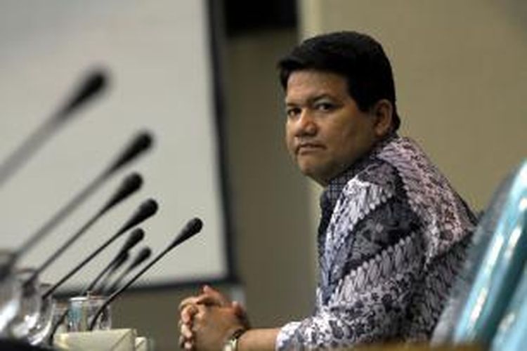 Ketua KPU Husni Kamil Manik saat menerima dokumen dekrit dari Aktivis LSM yang tergabung dalam Gerakan Dekrit Rakyat Indonesia usai membacakan Dekrit Rakyat Indonesia jelang pelaksanaan Pemilu 2014 di Gedung Komisi Pemilihan Umum (KPU), Jakarta Pusat, Selasa (18/3/2014). Dalam isi Dekrit Rakyat Indonesia tersebut para aktivis menyerukan kepada parpol, caleg, capres, cawapres agar melaksanakan sistem ekonomi kerakyatan sesuai dengan amanat UUD 1945 serta mengutamakan penegakan hukum dan kesejahteraan rakyat dalam program-programnya. TRIBUNNEWS/HERUDIN