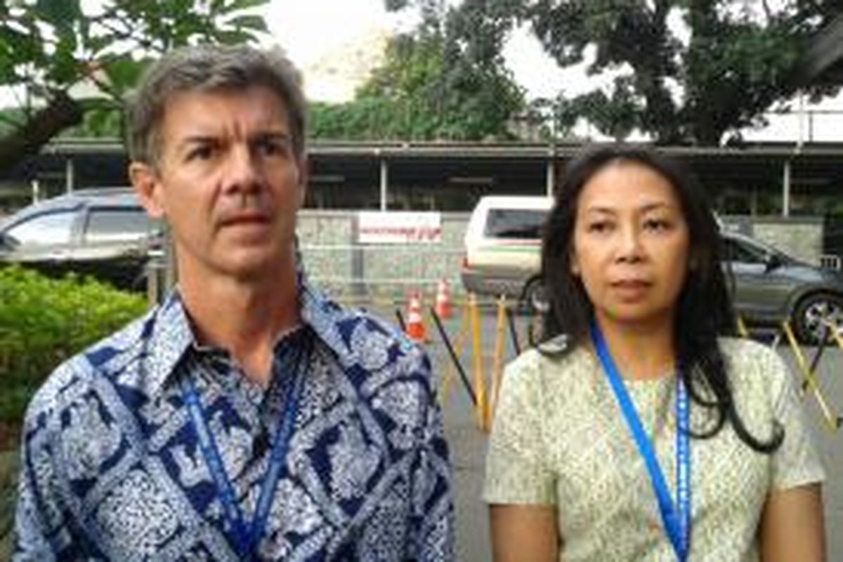 Kepala Jakarta International School Timmothy Carr (kiri).