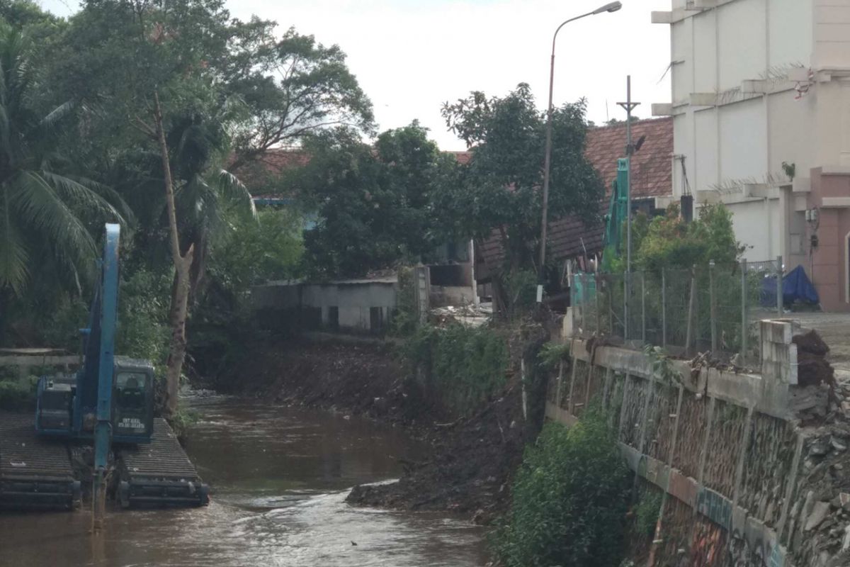 Turap Kali Krukut yang ambles di Tendean Square