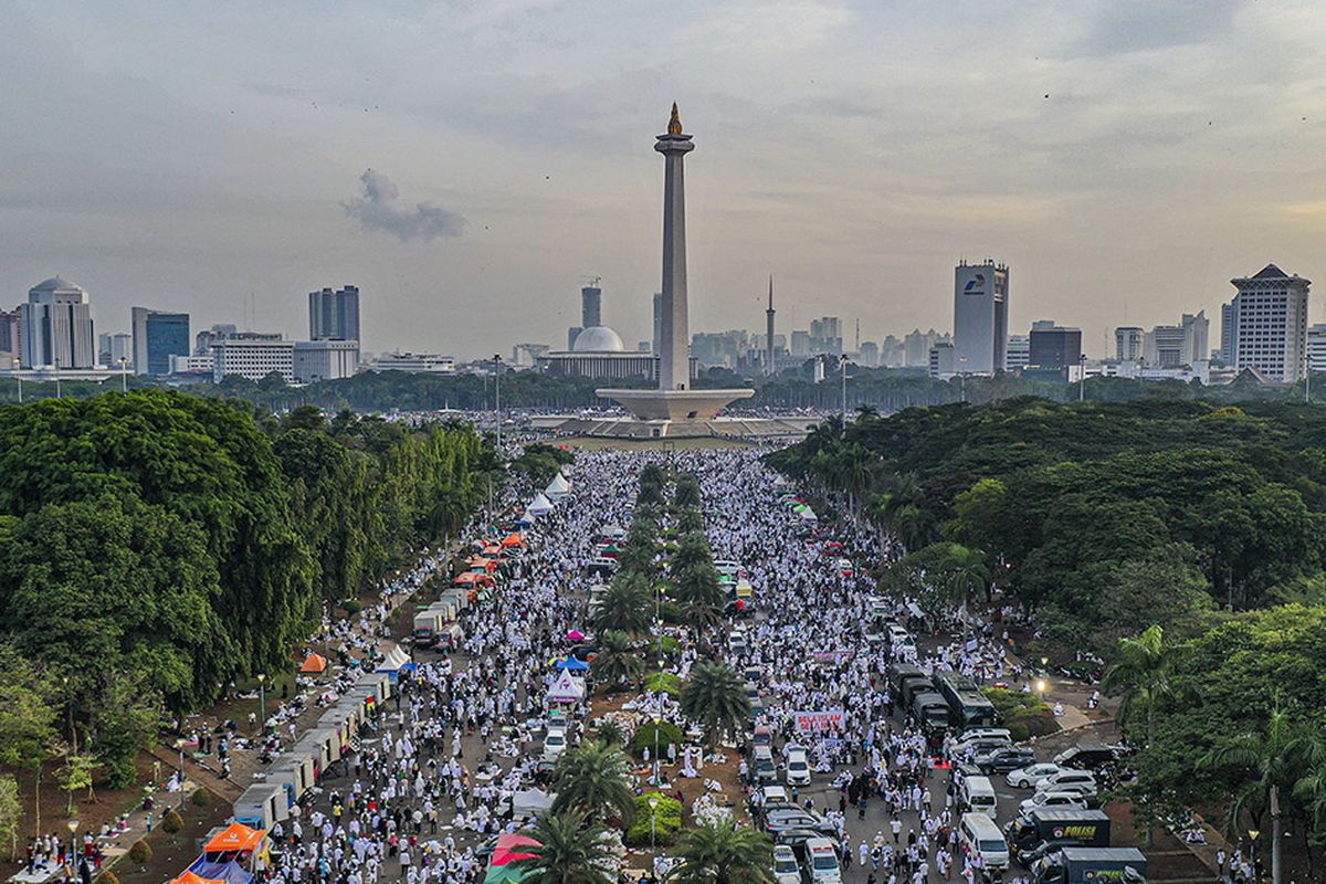 Suasana aksi reuni 212 di kawasan Monas, Jakarta, Senin (2/12/2019). Reuni akbar 212 yang dihadiri sekitar ratusan ribu orang itu digelar untuk mengirimkan pesan damai dan aman serta mempererat tali persatuan umat Islam dan persatuan bangsa Indonesia.