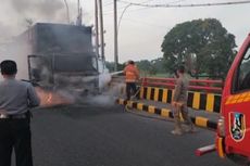 Truk Gandeng Bermuatan Mi Instan Terbakar di Jalur Pantura Tuban, Penyebab Masih Diselidiki