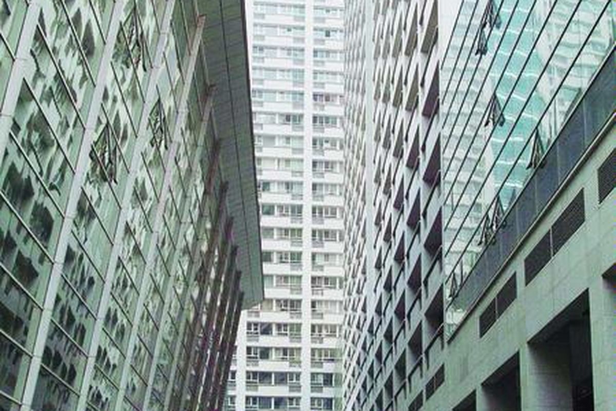 Beijing kini memiliki distrik bisnis sebagai buah dari 30 tahun reformasi perekonomian, Senin (8/12). Bangunan-bangunan di distrik bisnis itu kini kosong akibat krisis ekonomi global. Harga bangunan yang ditawarkan kepada pembeli kini sekitar 50 persen dari harga seharusnya. Namun, hal ini diduga hanya berlangsung untuk sementara.  