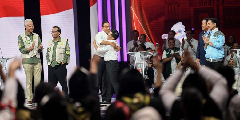 Capres-cawapres nomor urut 1 Anies Baswedan (ketiga kiri) dan Muhaimin Iskandar (ketiga kanan) berpelukan usai Debat Keempat Pilpres 2024 di Jakarta Convention Center (JCC), Jakarta, Minggu (21/1/2024). Debat Keempat Pilpres 2024 mengangkat tema terkait pembangunan berkelanjutan, sumber daya alam, lingkungan hidup, energi, pangan, agraria, masyarakat adat dan desa. ANTARA FOTO//M Risyal Hidayat/tom.