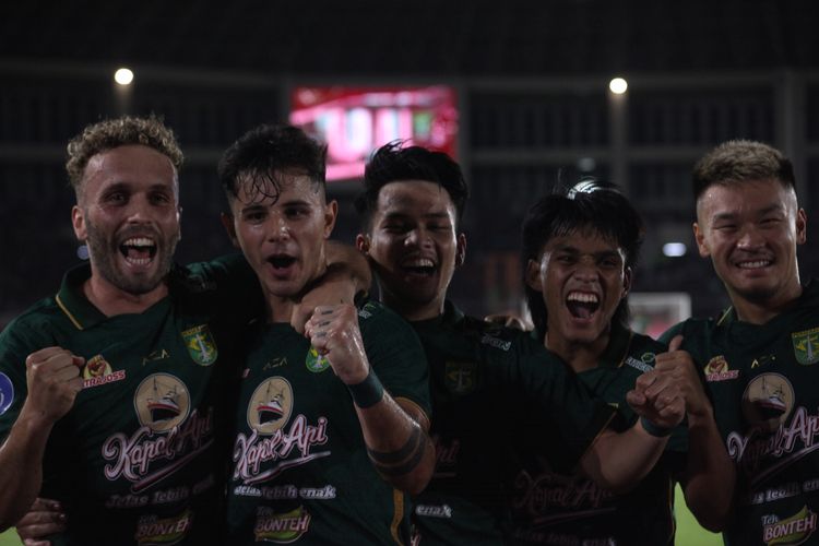 Para pemain Persebaya Surabaya merayakan gol Bruno Moreira Soares ke gawang Persis Solo pada laga Liga 1 2023-2024, Sabtu (1/7/2023), di Stadion Manahan.