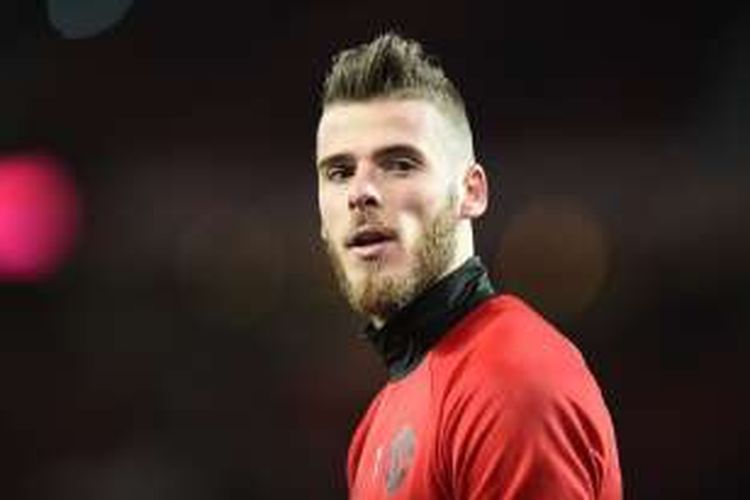 Kiper Manchester United, David De Gea, melakukan pemanasan jelang pertandingan versus West Ham United di Old Trafford, Minggu (27/11/2016).