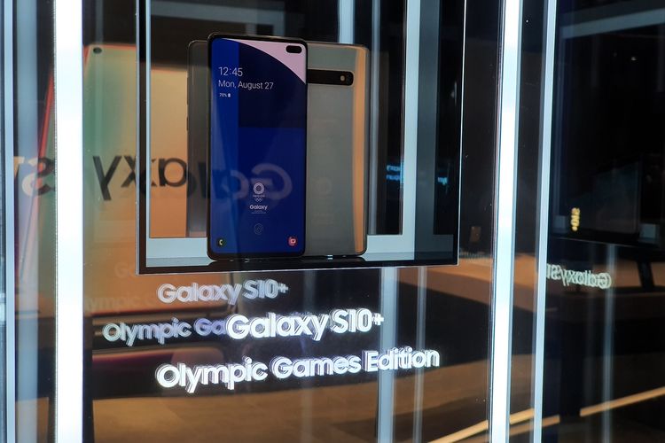 Samsung juga memamerkan Galaxy S10+ edisi khusus dalam menyambut Olimpiade Tokyo 2020. 