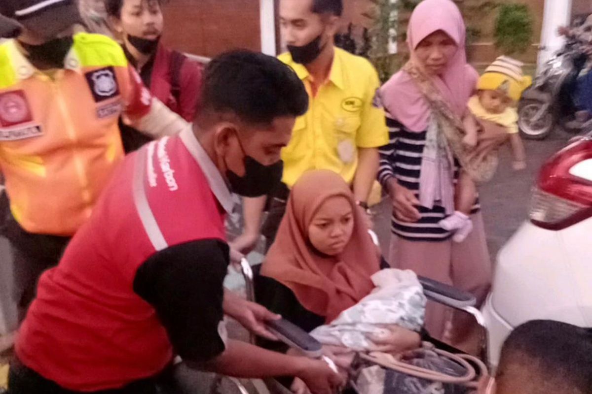 Dibantu Bidan, Seorang Penumpang Lahirkan Bayi di Kereta Api Dhoho Jurusan  Surabaya-Blitar