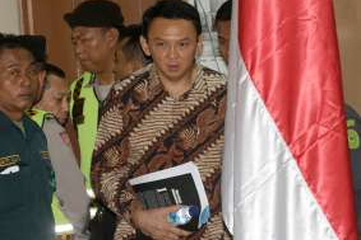 Gubernur nonaktif DKI Jakarta Basuki Tjahaja Purnama atau Ahok memasuki ruang sidang di Pengadilan Negeri Jakarta Utara, Jakarta, Selasa (13/12/2016).