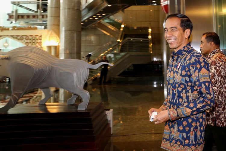 Presiden Joko Widodo saat meninggalkan ruangan Bursa Efek Indonesia (BEI), Jakarta, Selasa (4/7/2017). Kedatangan Presiden Joko Widodo dalam rangka kunjungan kerja dan dialog ekonomi dengan para pelaku pasar modal.