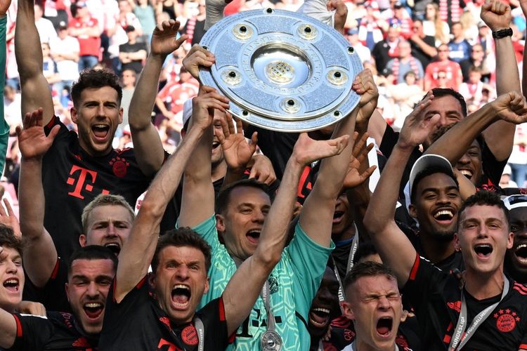 Pemain-pemain Bayern Muenchen mengangkat trofi juara Bundesliga 2022-2023 usai menang 2-1 di kandang FC Koln Stadion RheinEnergie pada pekan ke-34, Sabtu (27/5/2023). (Photo by CHRISTOF STACHE / AFP) 