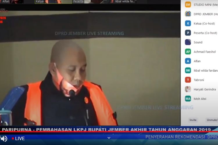 Ketua Komisi C DPRD Jember memakai pelampung dalam rapat paripurna di gedung DPRD Jember sebagai bentuk protes  