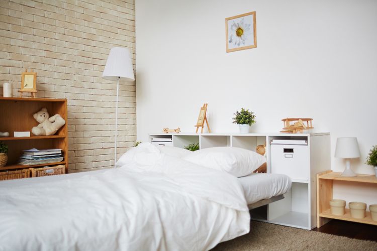 Furnitur yang multifungsi, seperti tempat tidur dengan headboard lemari, bisa menghemat ruangan.