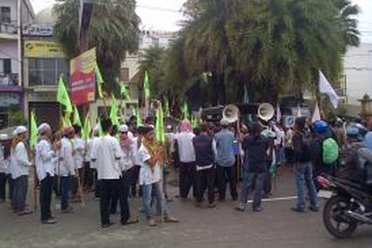 Massa yang menamakan dirinya Masyarakat Pencinta Syariat Islam melakukan aksi di depan Hotel Hermes Palace menolak berbagai aksi berbau pesta tahun baru yang dinilai melanggar syariat Islam di Aceh, Jumat (20/12/2013).