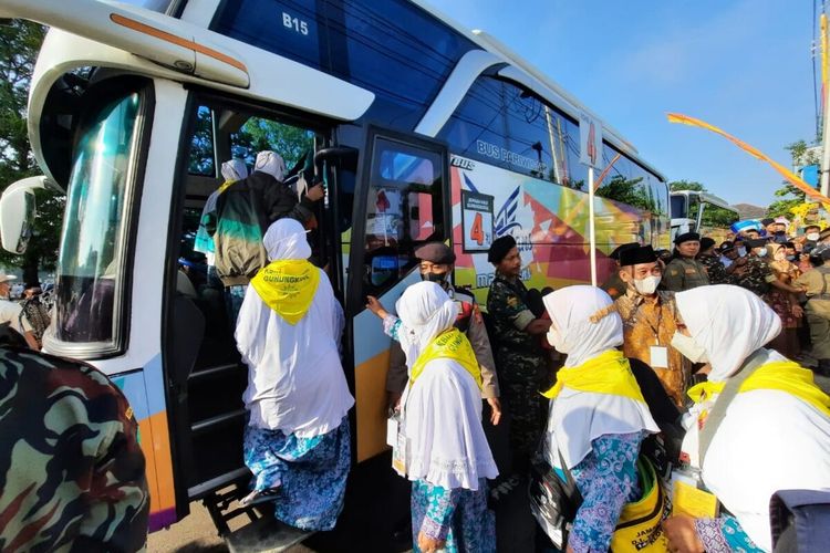 Calon jamaah haji Gunungkidul berangkat dari Masjid Al-Ikhlas, Wonosari Jumat (17/6/2022)