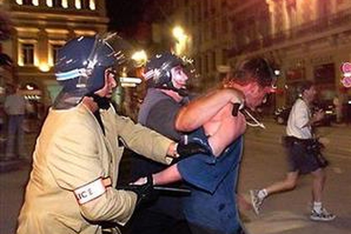 Polisi menangkap suporter yang terlibat perkelahian.