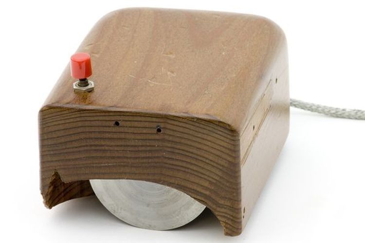 Bentuk mouse pertama yang ditemukan oleh Douglas Engelbart