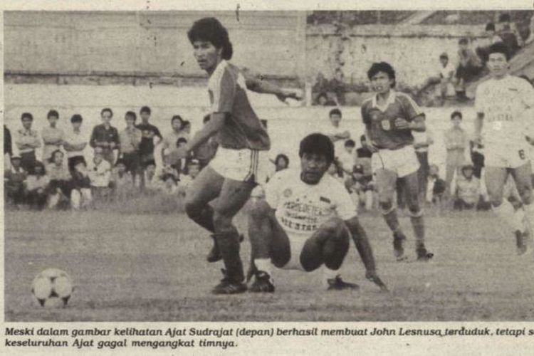 Pemain Persib Bandung, Ajat Sudrajat, beraksi dalam laga persiapan Maung Bandung menuju Piala Hassanal Bolkiah atau Pesta Sukan II di Brunei pada Juli 1987.