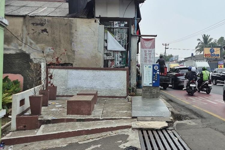 Halte Tak Beratap di Griya Depok Asri, Penumpang Tak Nyaman dan Pilih Berdiri Saat Panas