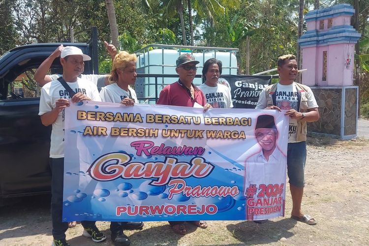keluarga Ganjar Pranowo dan sejumlah relawan melakukan tasyakuran di Kabupaten Purworejo Jawa Tengah. Relawan dan keluarga Ganjar Pranowo tasyakuran dengan membagikan bantuan air bersih kepada sejumlah desa yang terdampak kekeringan pada Kamis (19/10/2023)