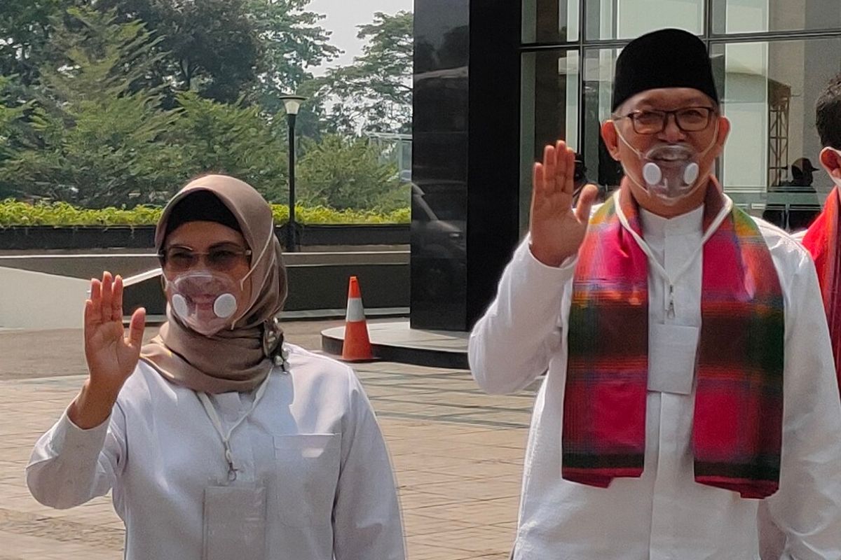 Siti Nurazizah (kiri) dan Ruhamaben saat mendatangi lokasi pengundian nomor urut pasangan calon Pilkada Tangerang Selatan 2020 di Serpong, Tangerang Selatan, Kamis (24/9/2020)