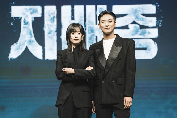 Pemeran utama drama Korea Blood Free: aktris Han Hyo Joo dan aktor Ju Ji Hoon usai konferensi pers virtual di Korea Selatan, Senin (8/4/2024).