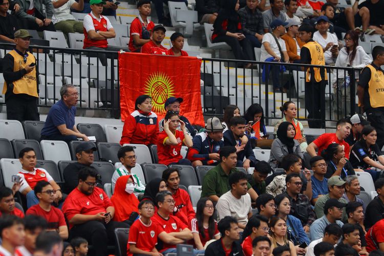 Antusiasme pendukung timnas futsal Kirgistan dalam ajang AFC Futsal ASIAN CUP 2026 di Indonesia Arena, Jakarta Pusat, Kamis (29/1/2026). Indonesia menang 5-3 atas Kirgistan.