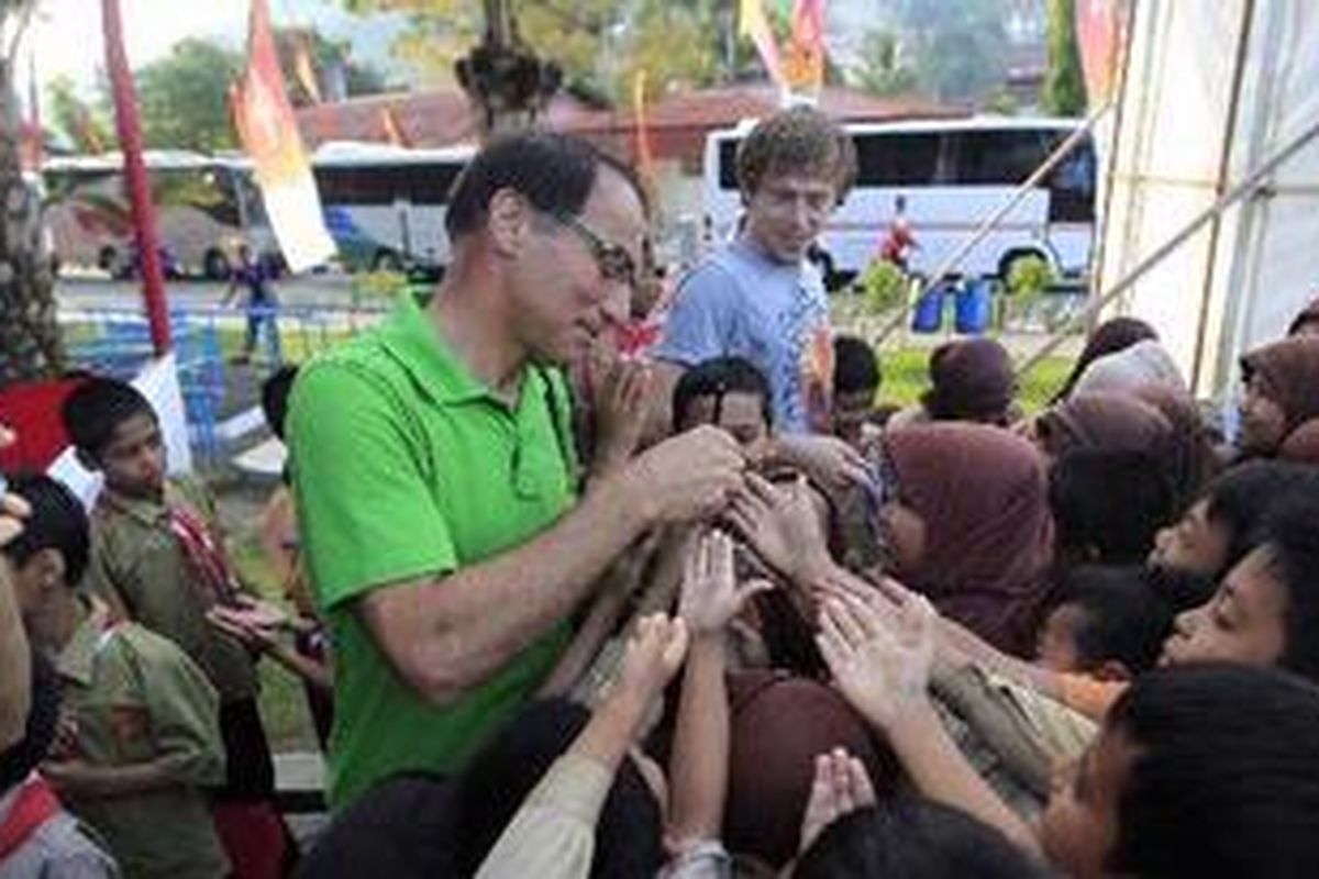 Anak-anak berebut meminta tanda tangan pada salah seorang peserta balap sepeda Tour de Singkarak 2011 sebelum etape 6A dari Sawahlunto menuju Istano Basa Pagaruyung, Sumatera Barat, Sabtu (11/6/2011). Selain menjadi daya tarik bagi masyarakat Sumatera Barat, Tour de Singkarak merupakan salah satu cara untuk membangkitkan pariwisata Sumatera Barat yang sempat redup setelah dilanda bencana gempa. 