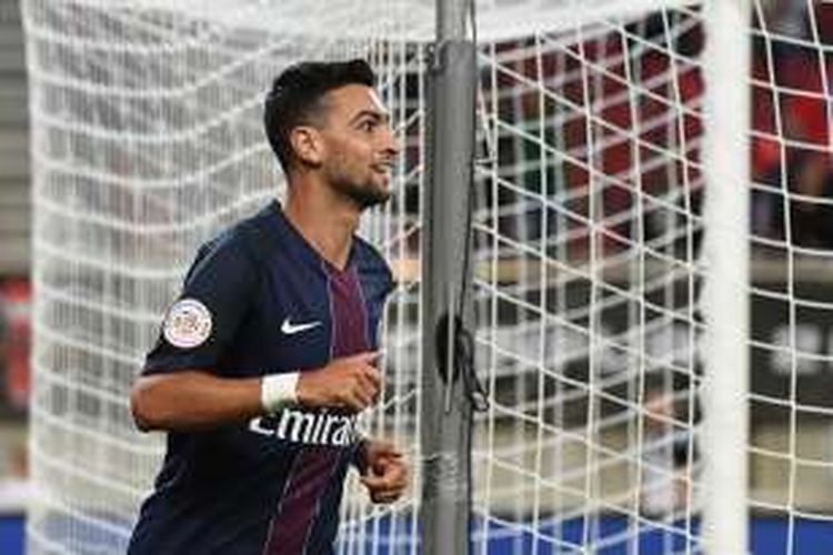 Gelandang Paris Saint-Germain, Javier Pastore, merayakan gol ke gawang Olympique Lyon pada partai Piala Super Perancis di Klagenfurt, 6 Agustus 2016.