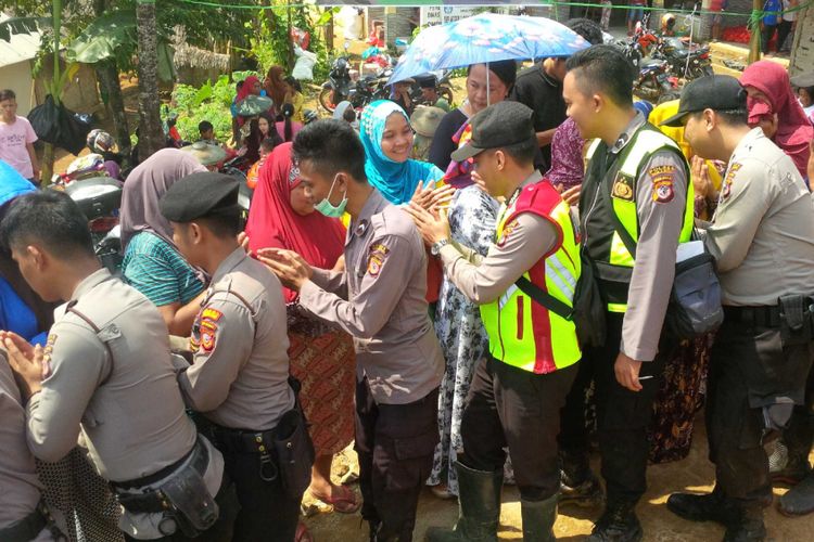  Sejumlah anggota Polri bersalaman dengan warga saat pelepasan di Dusun Cimapag, Desa Sirnaresmi, Kecamatan Cisolok, Sukabumi, Jawa Barat, Senin (7/1/2019). 