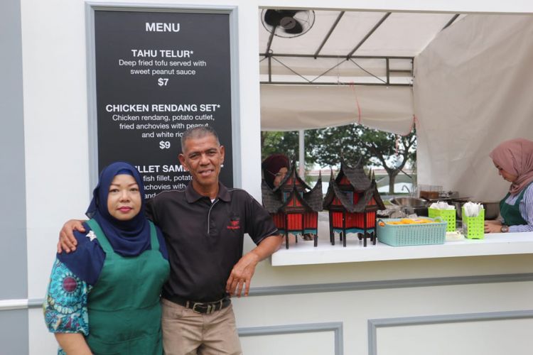 Pemilik rumah makan Sinar Pagi Nasi Padang Nasril Bin H Mohammad Nasir beserta istrinya Ratna di acara Streat, Singapore Food Festival 2018 di Empress Lawn atau di depan Victoria Memorial Hall, Singapura, Sabtu (14/7/2018). 